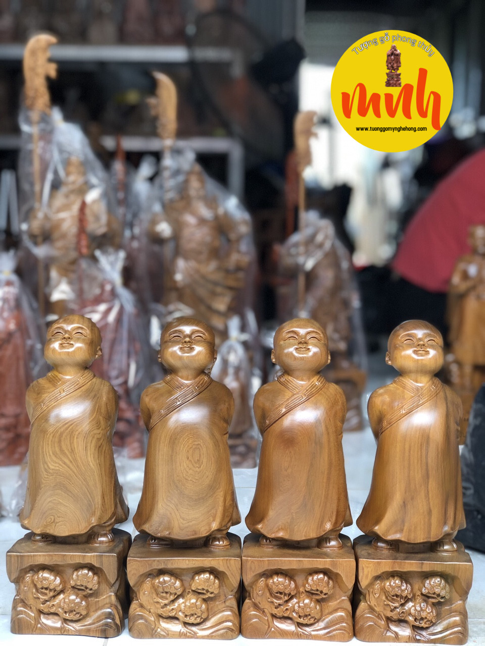 Tượng Chú Tiểu Vạn Sự Tùy Duyên Gỗ Bách Xanh